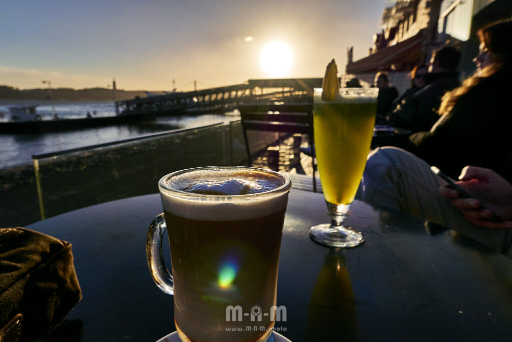 Latte Macchiato und Cocktail in Lissabon